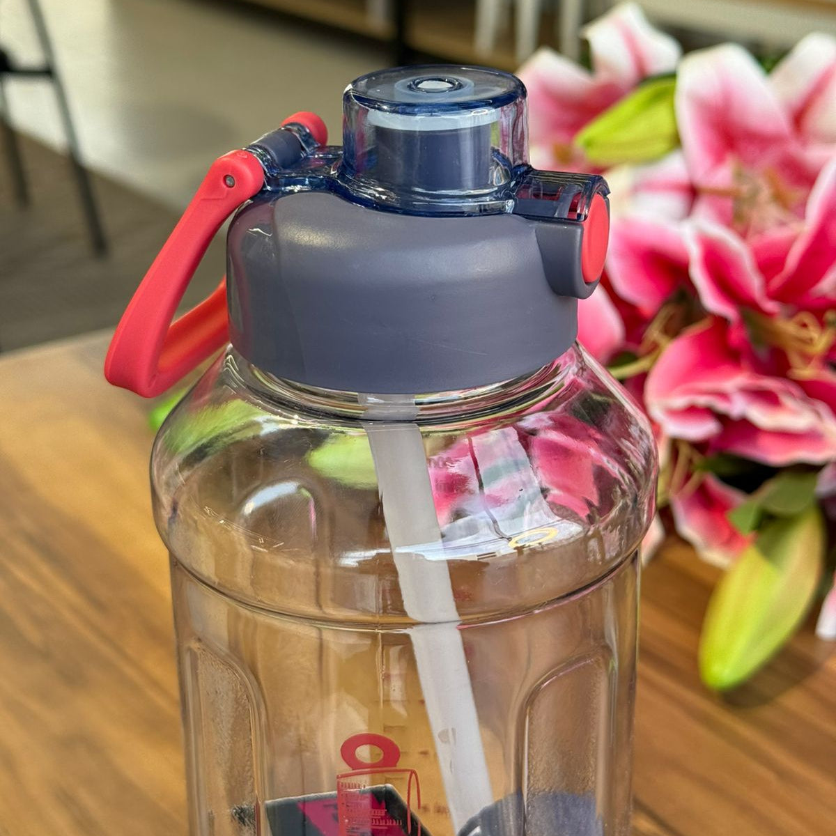 زجاجة شرب رياضة متعددة الألوان مع قش