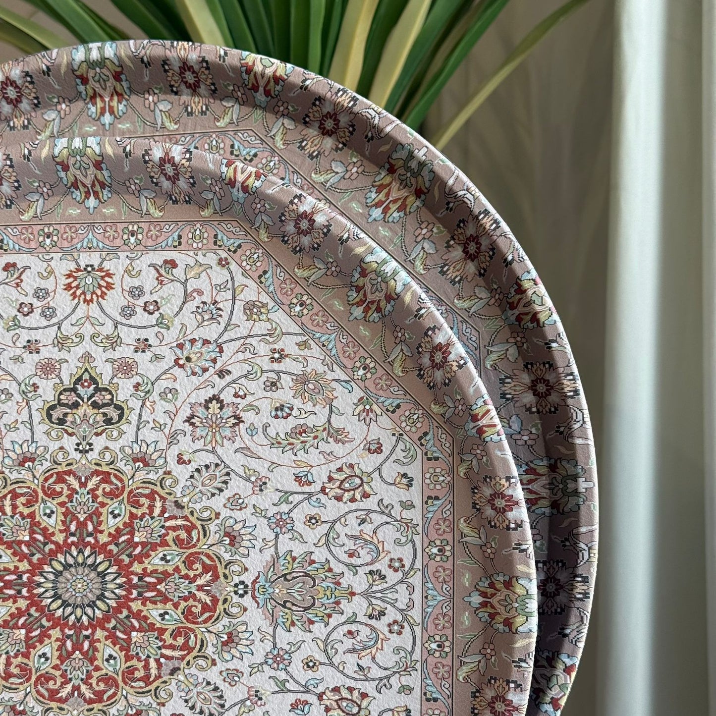 صينية تقديم دائرية بنمط ملكي