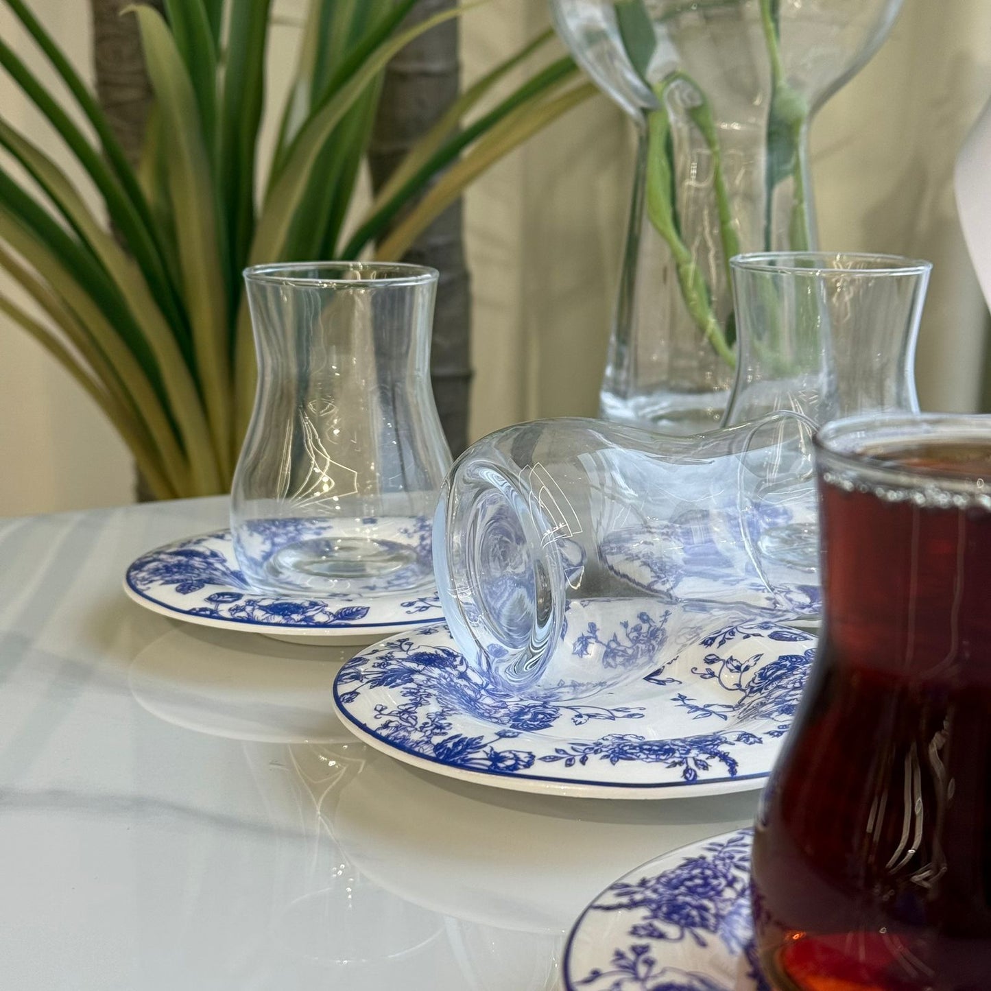 طقم أكواب شاي أنيق مزين بنقوش زهور زرقاء