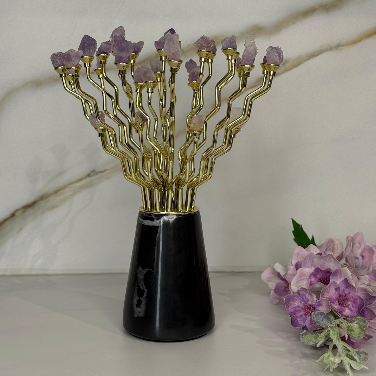 ديكور عصري من الأحجار الكريمة مع أغصان مطلية بالذهب وحامل السيراميك