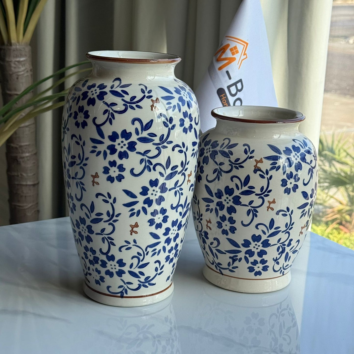 مجموعة مزهرية كلاسيكية كلاسيكية من الزهور الخضراء