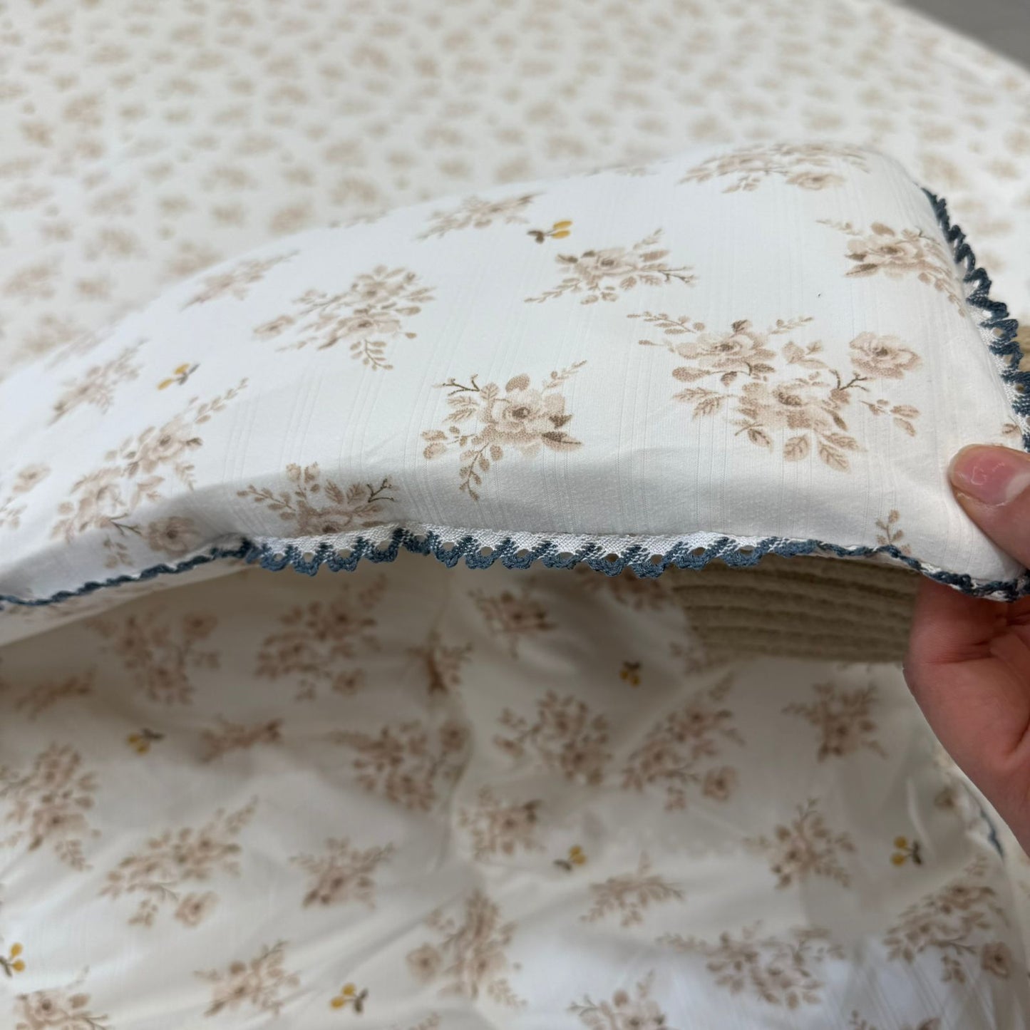 لێفی گوڵداری شیک لەگەڵ لێواری دانتێل