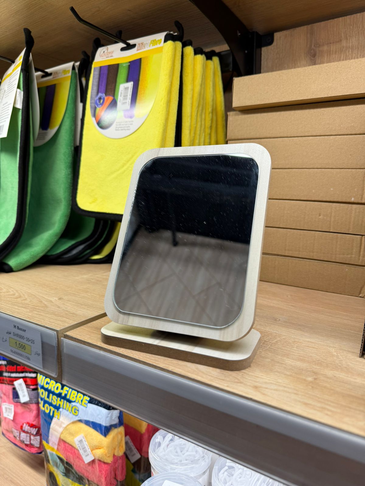 مرآة طاولة عصرية قائمة بإطار خشبي