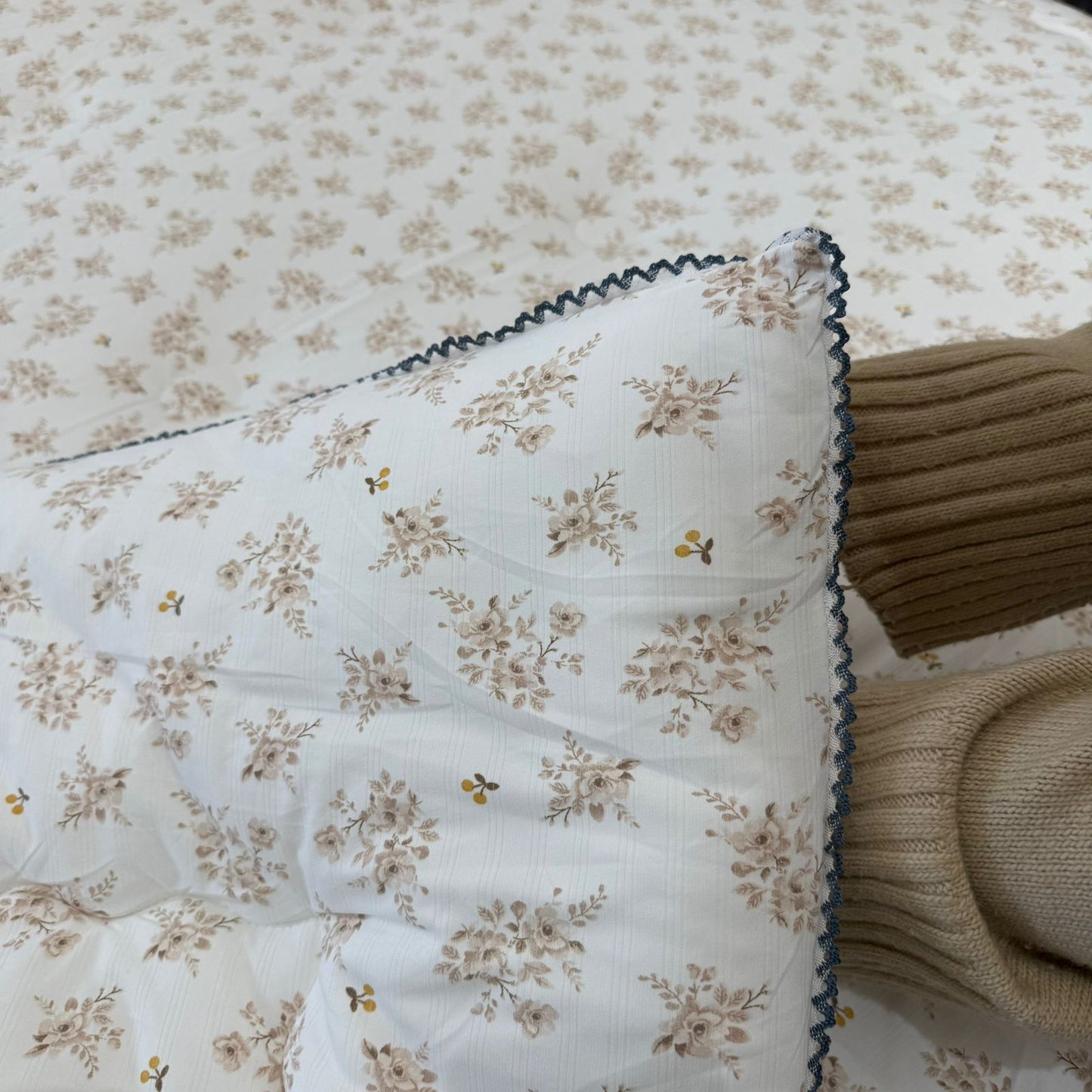 لێفی گوڵداری شیک لەگەڵ لێواری دانتێل