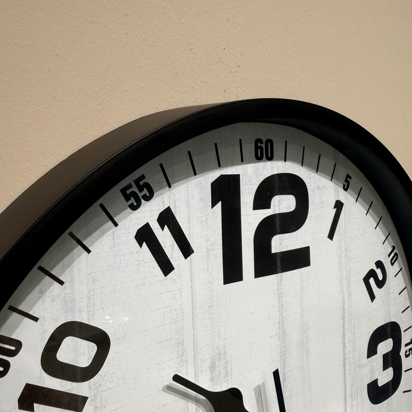 Black & White Modern Round Wall Clock