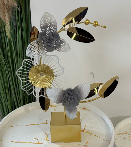 زينة طاولة معدنية مزينة بزهور
