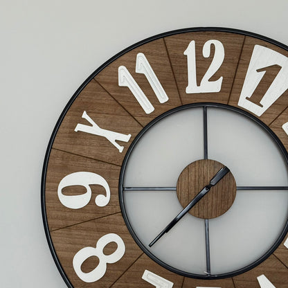 ساعة حائط خشبية