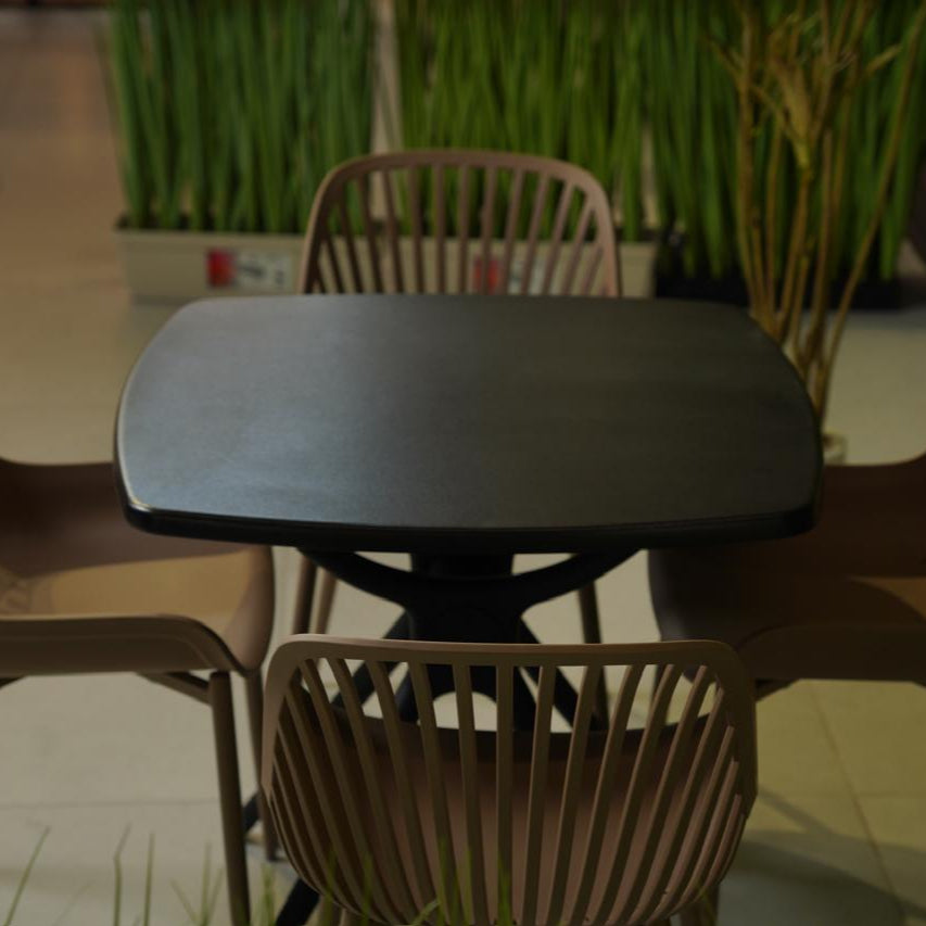 طقم كراسي خارجي من كراسي دانييلا وطاولة مربعة انيقة