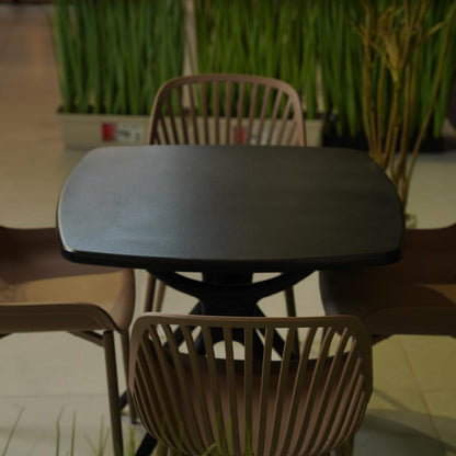 طقم كراسي خارجي من كراسي دانييلا وطاولة مربعة انيقة