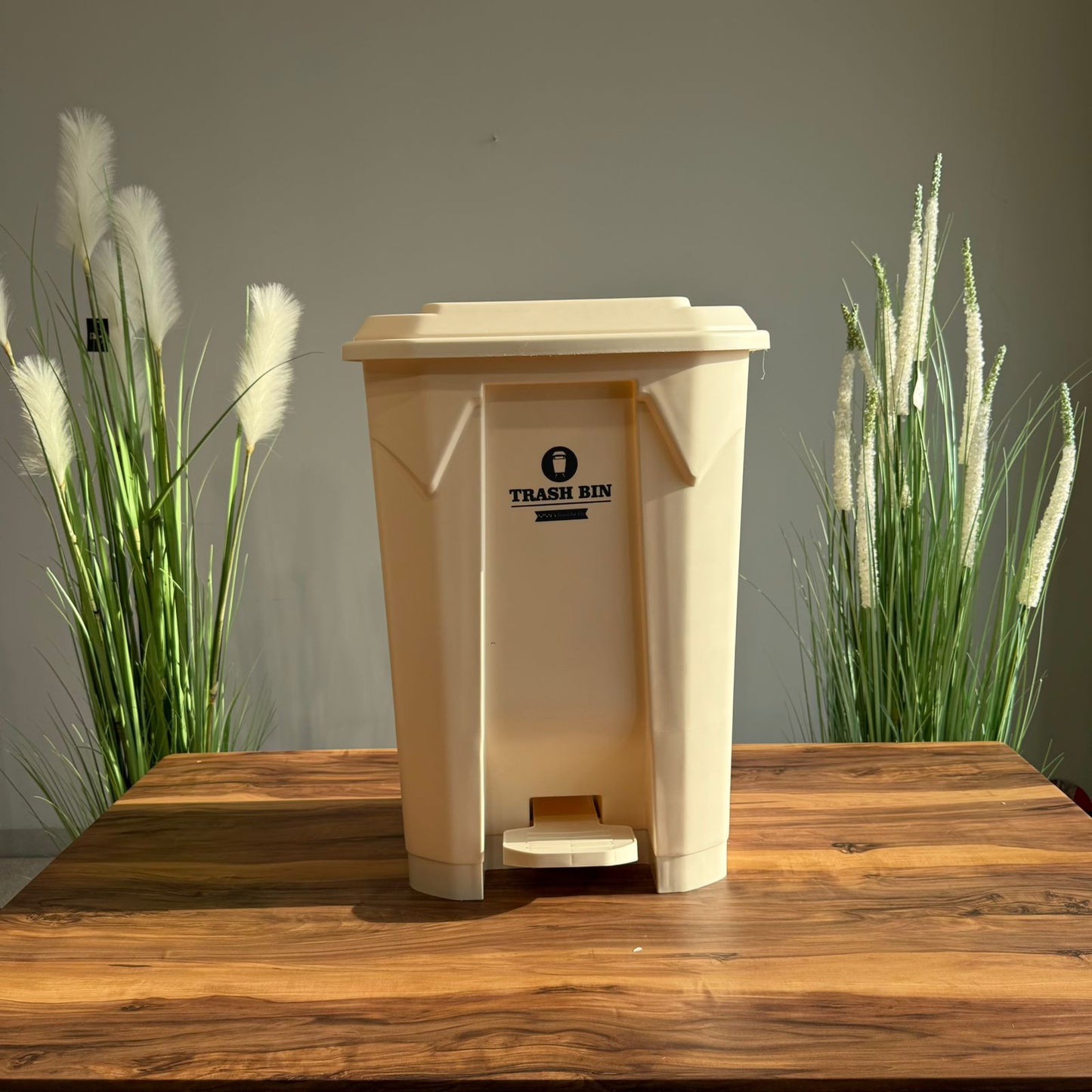 سلة مهملات كلاسيكية بدواسة - مجموعة متعددة الأحجام