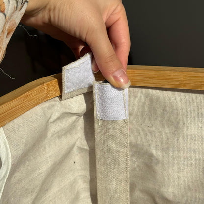 سلة تخزين قماشية بلمسات من الخيزران