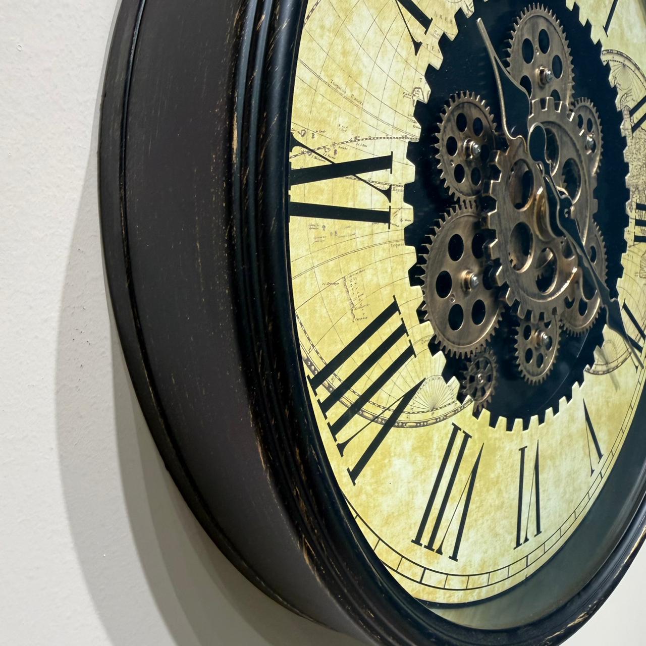 ساعة حائط مزخرفة كلاسيكية