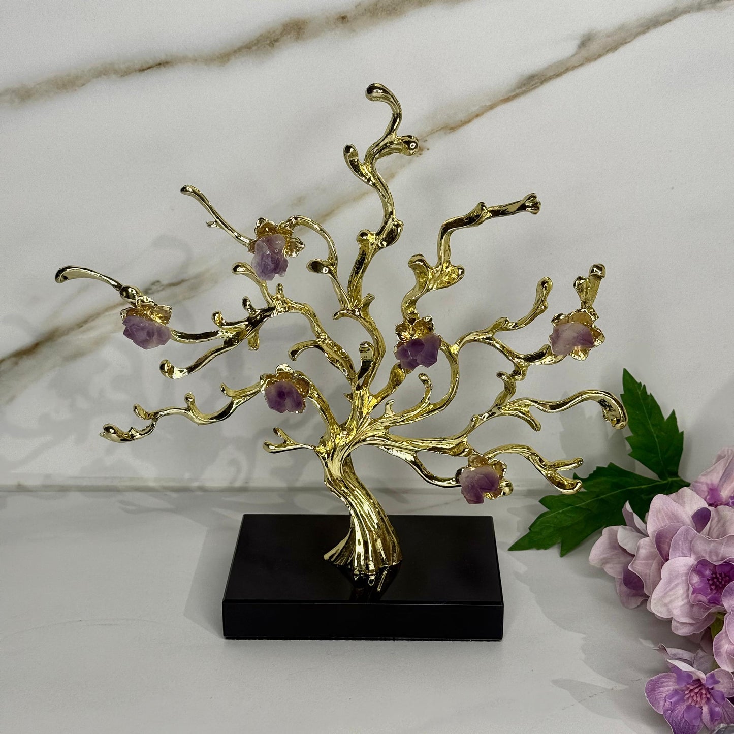شجرة فاخرة مطلية بالذهب مع أزهار حجرية