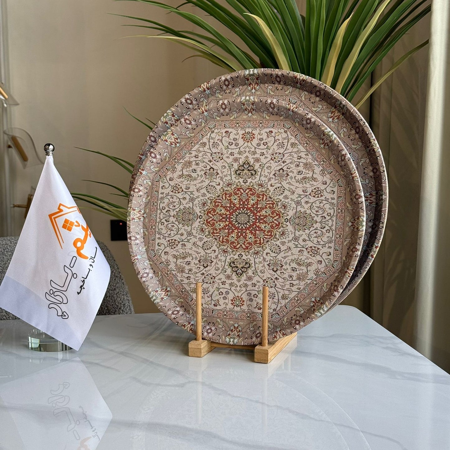 صينية تقديم دائرية بنمط ملكي