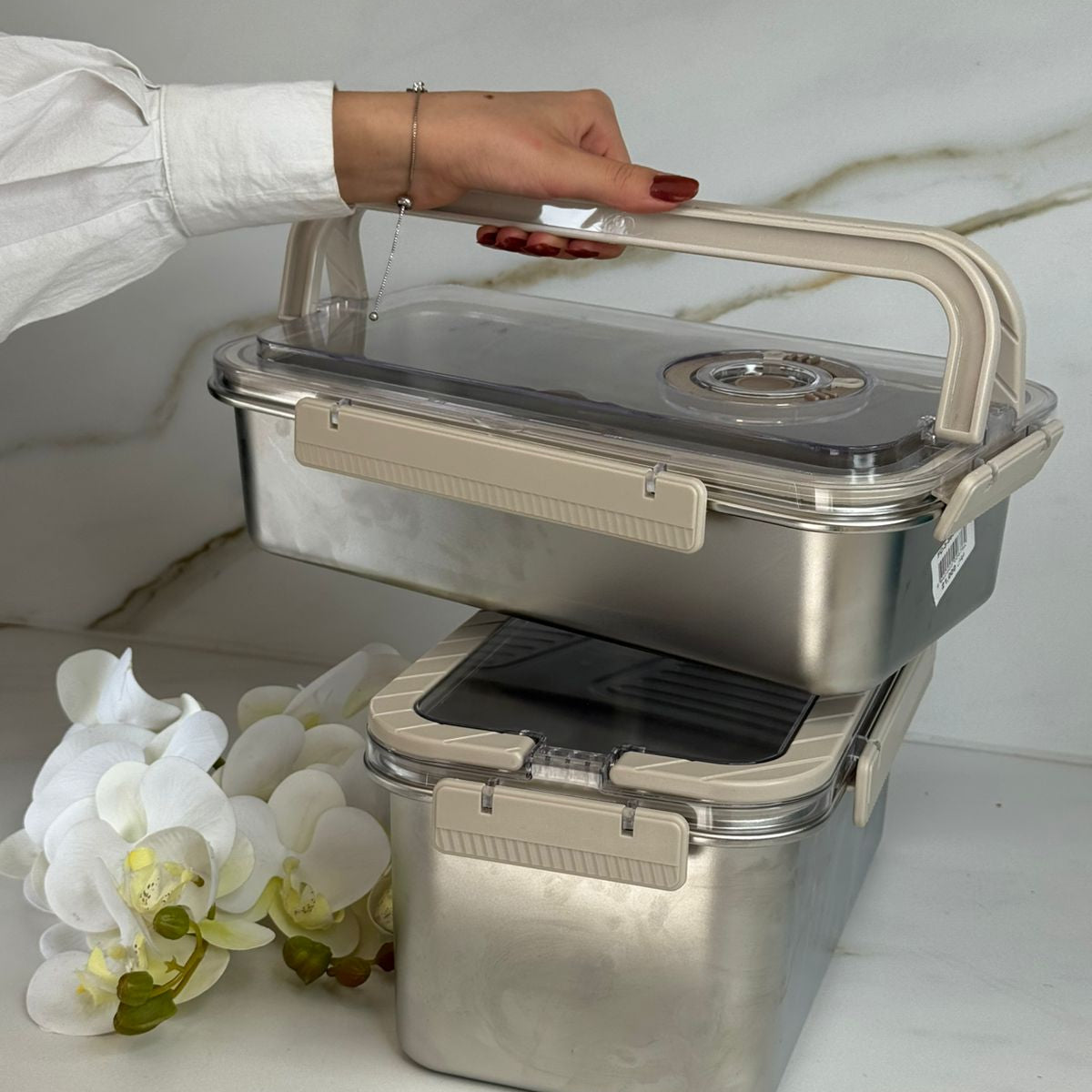 دەفری خواردن هەڵگرتن بە قاپی قفڵ‌دار