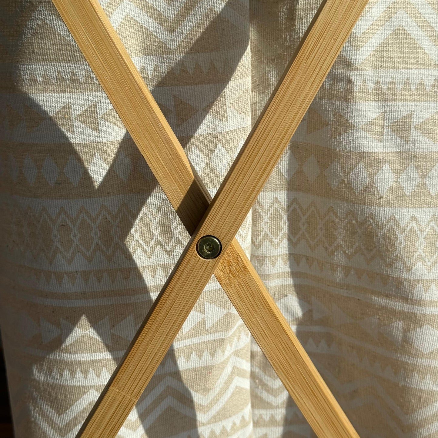 سلة تخزين قماشية بلمسات من الخيزران