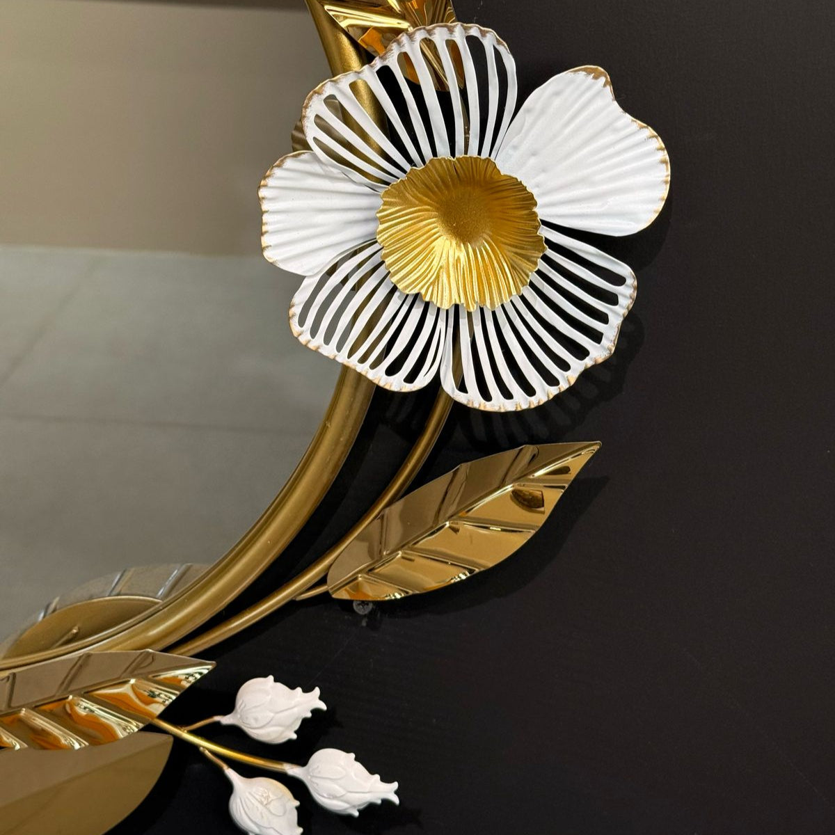 




مرآة حائط SMB0231 ذهبية اللون بإطار بوصة مع ديكور




