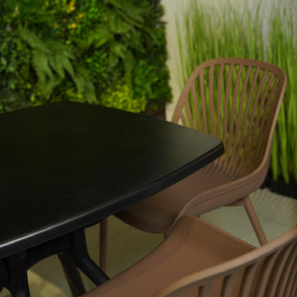 طقم كراسي خارجي من كراسي دانييلا وطاولة مربعة انيقة