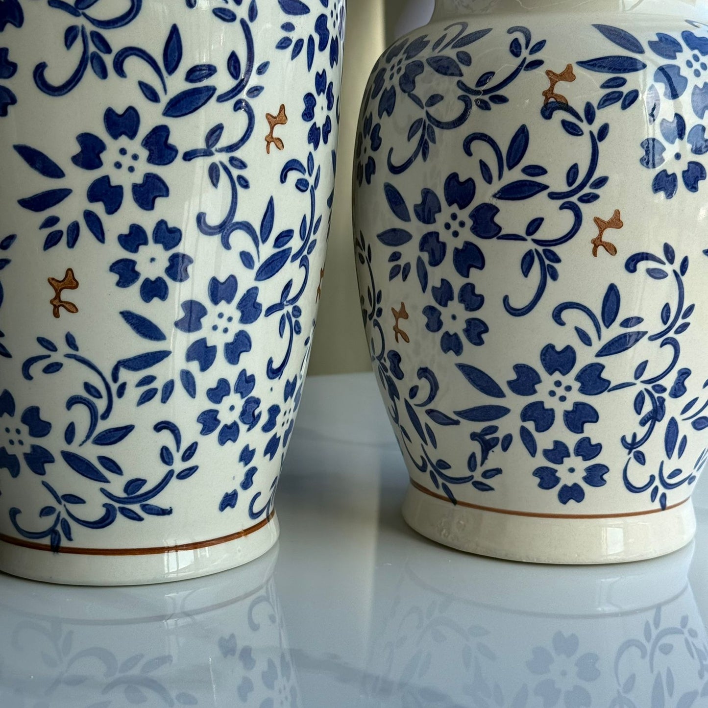 مجموعة مزهرية كلاسيكية كلاسيكية من الزهور الخضراء