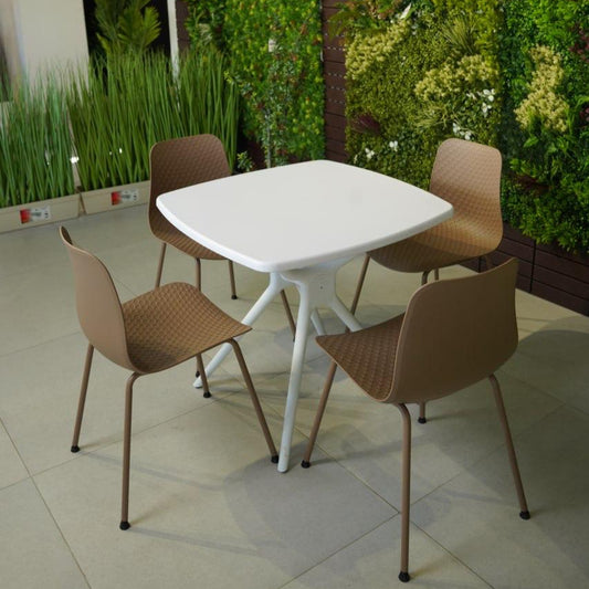 کورسی مۆدێرن و مێزی چوارگۆشەی بەهێز سێتێکی مۆبیلیاتی دەرەوە