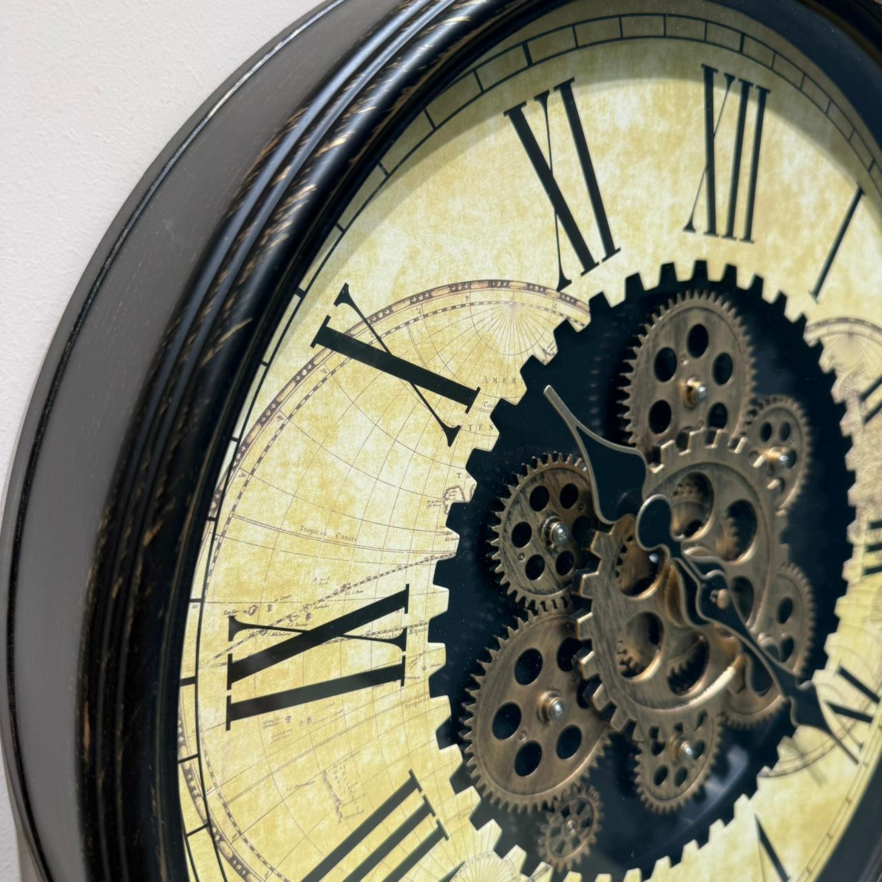 ساعة حائط مزخرفة كلاسيكية