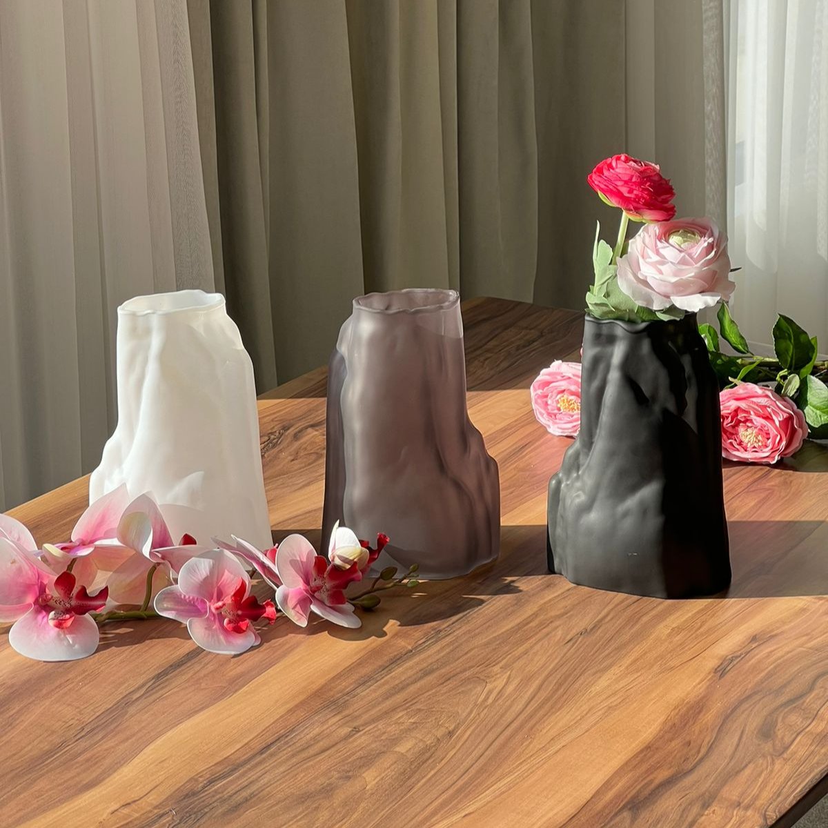 گوڵدانە کۆنەکانی دەستی دیکۆراتی بۆیاخ کراو