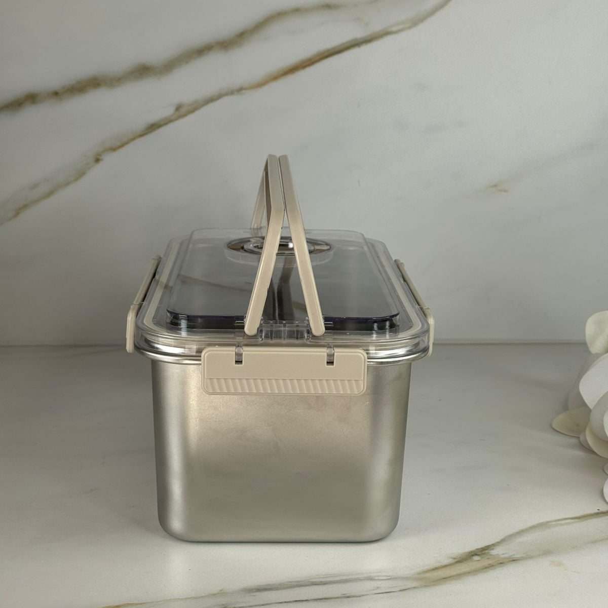 دەفری خواردن هەڵگرتن بە قاپی قفڵ‌دار