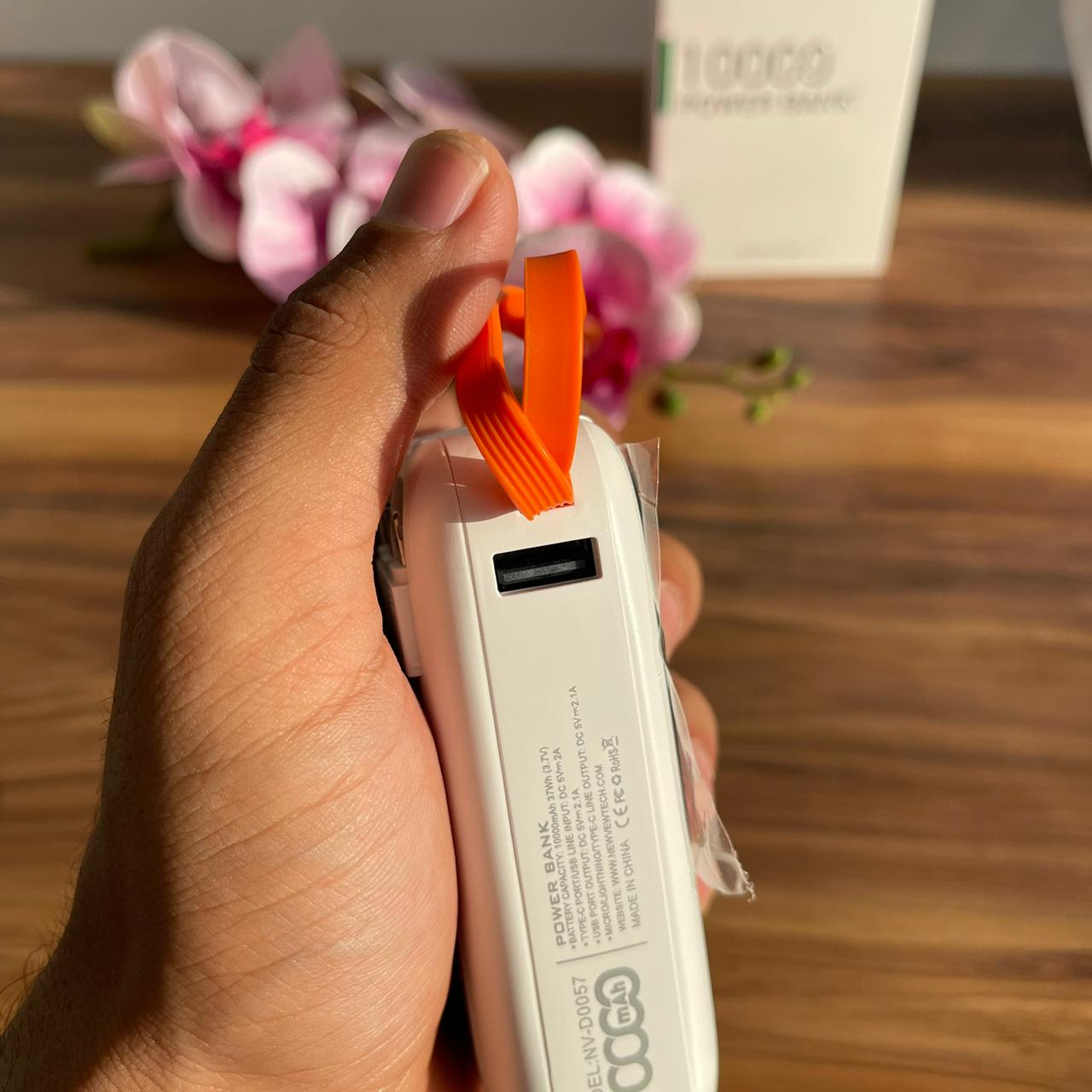 باور بانك 4 في 1 بسعة 10000 مللي أمبير | كابلات مدمجة، شاشة LED، ومصباح يدوي