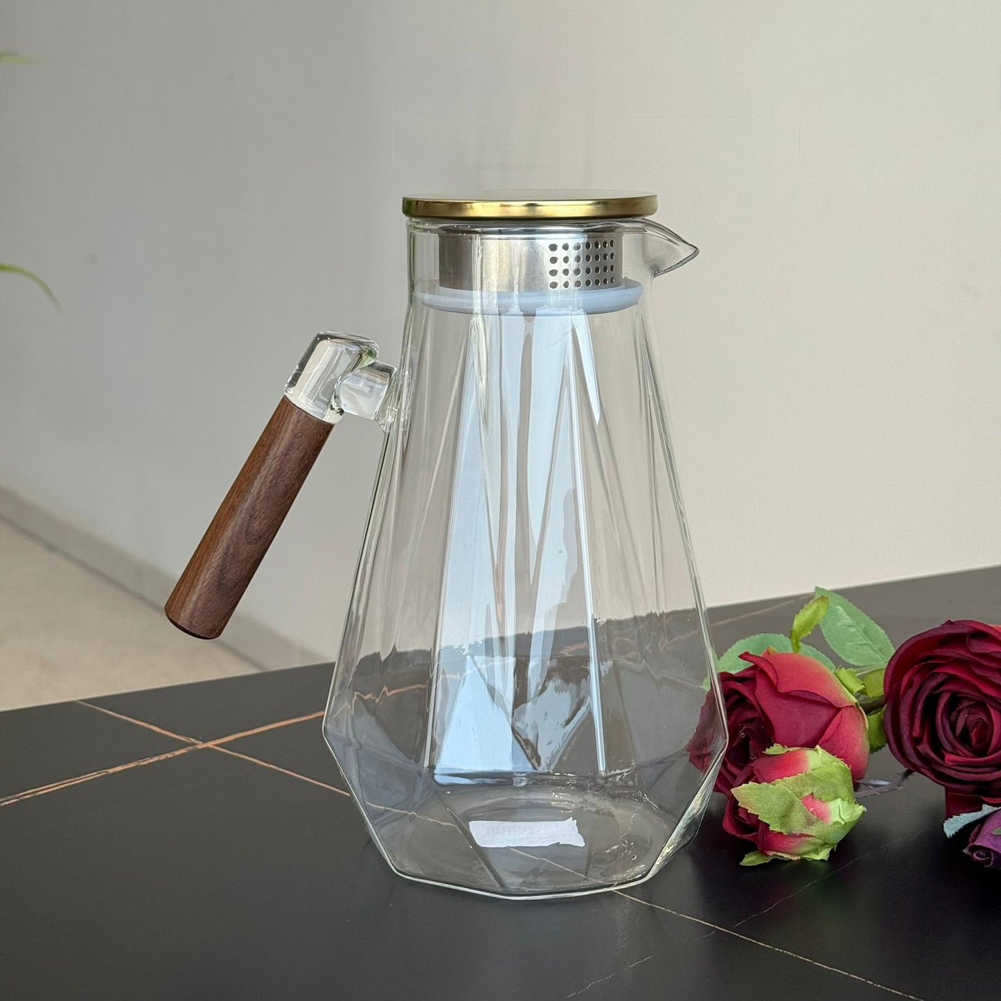 إبريق زجاجي أنيق بنمط ماسي مع مقبض وغطاء خشبي