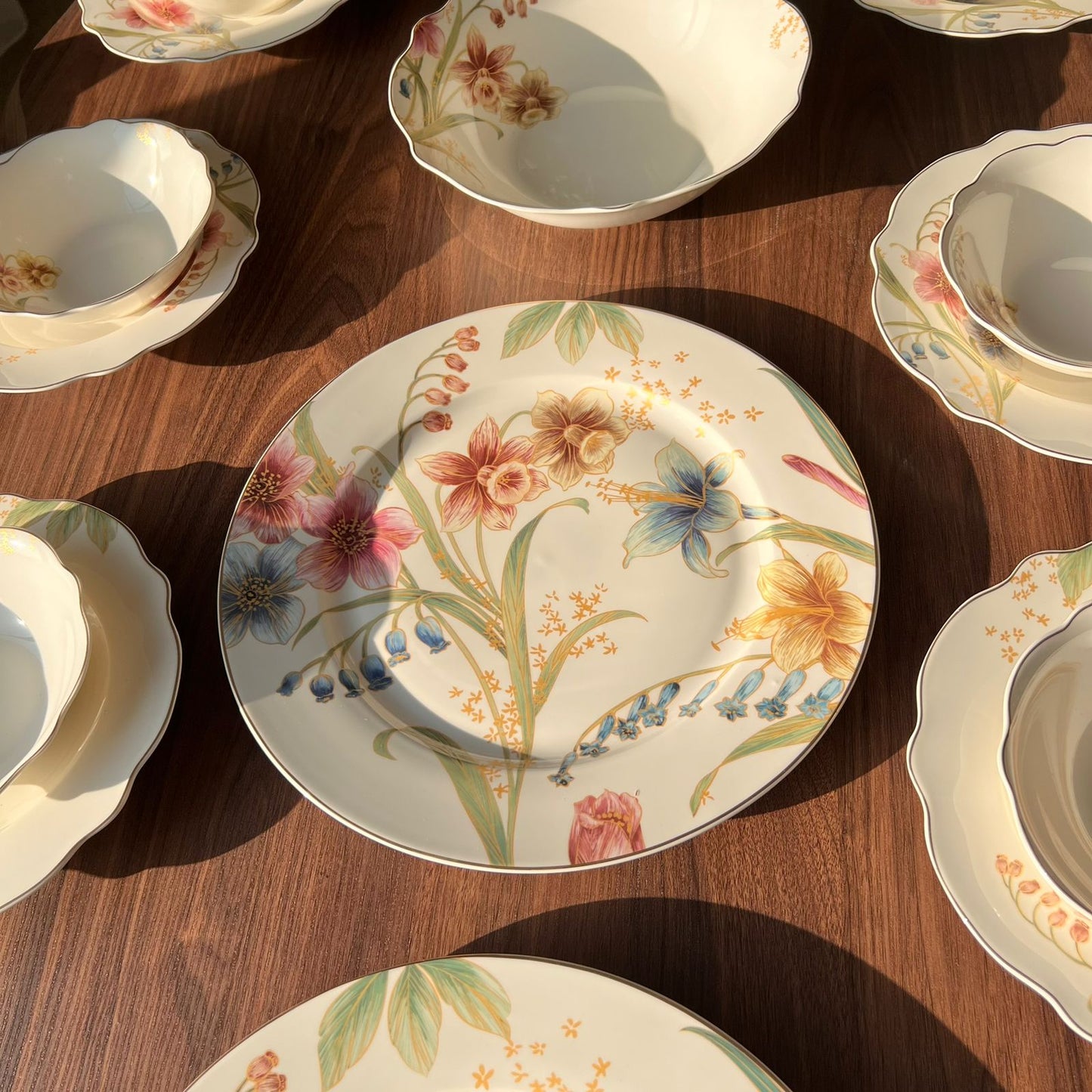 28PCS Porcelain Floral Wavy Dining Tableware Set