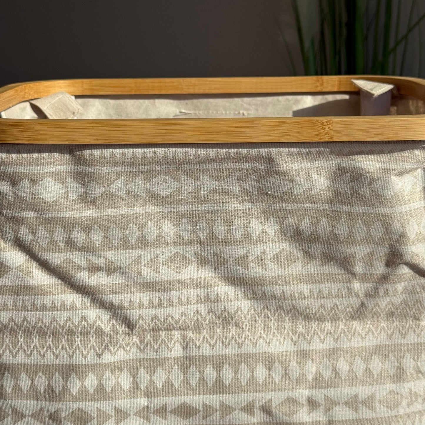 سلة تخزين قماشية بلمسات من الخيزران