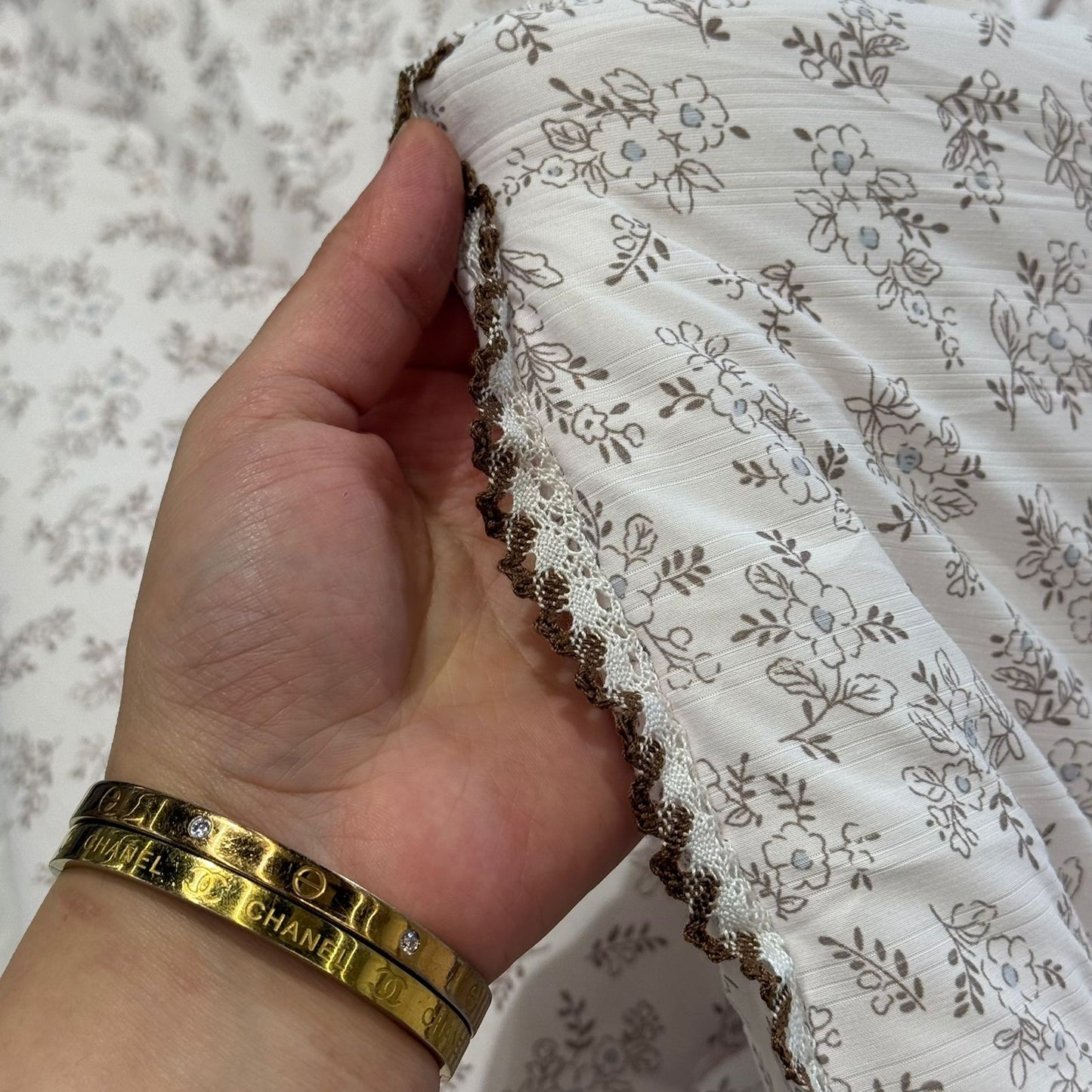 لێفی گوڵداری شیک لەگەڵ لێواری دانتێل