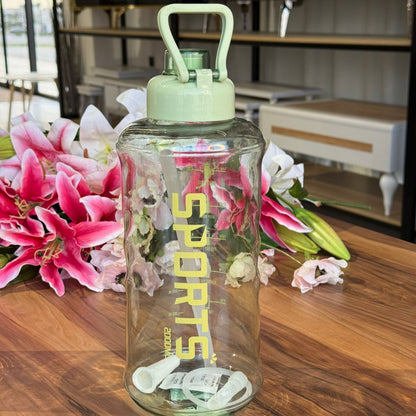 زجاجة شرب الرياضة مع القش