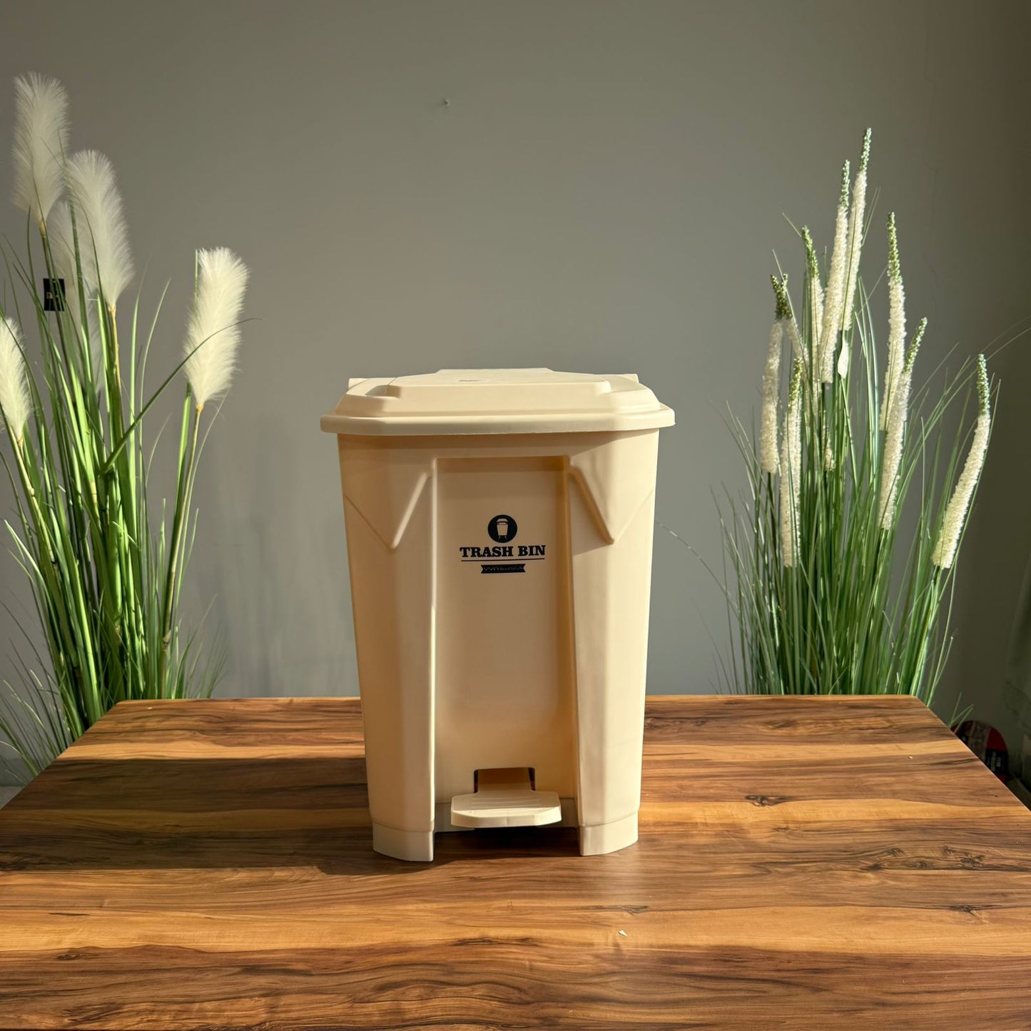 سلة مهملات كلاسيكية بدواسة - مجموعة متعددة الأحجام