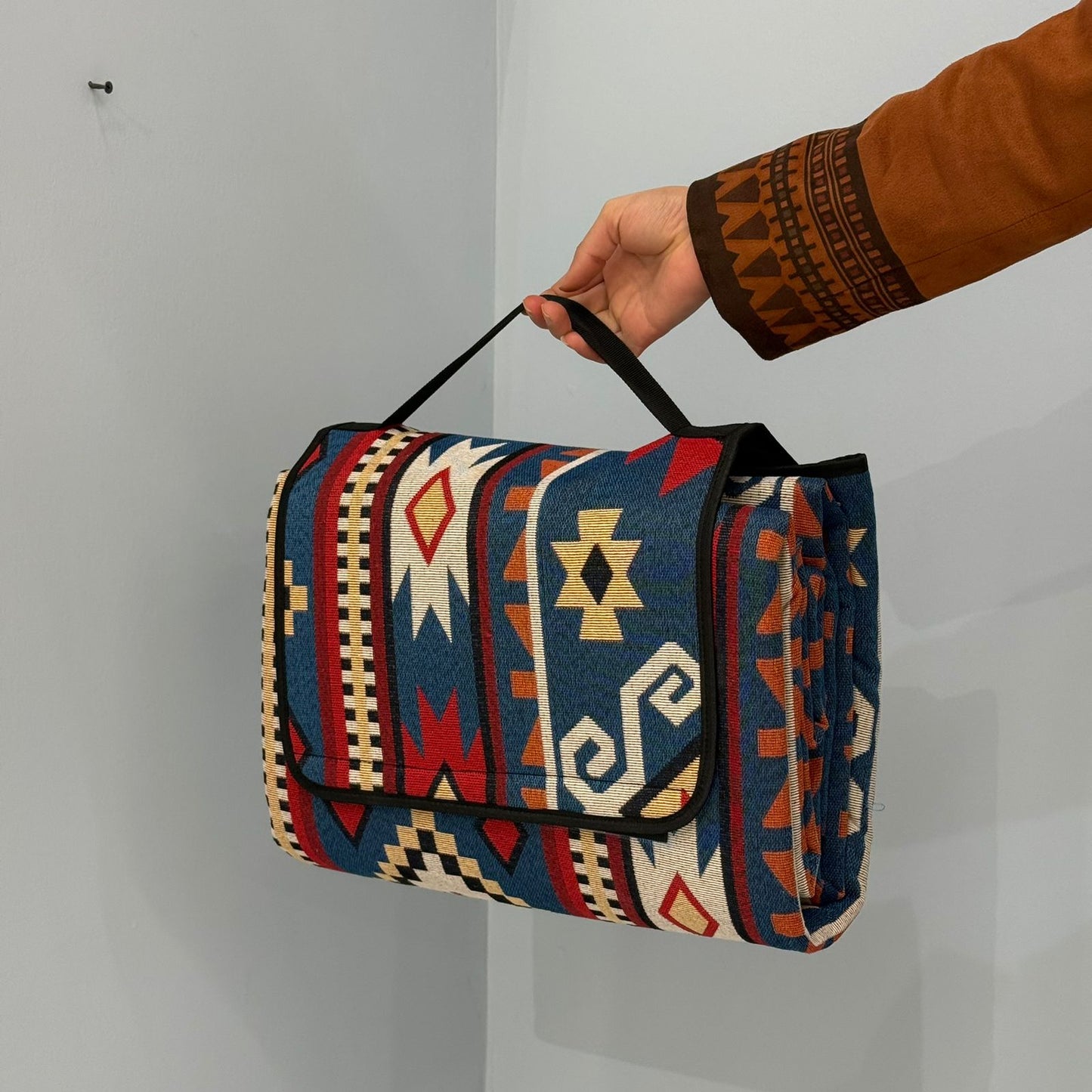 ڕایەخی ناوازە بە نەخشی خێڵەکی