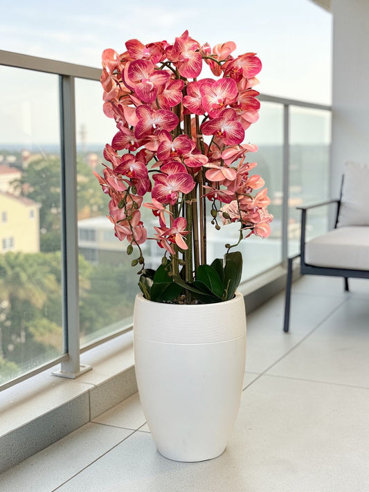 تشكيلة زهور أوركيد صناعية فاخرة مع مزهرية مزخرفة