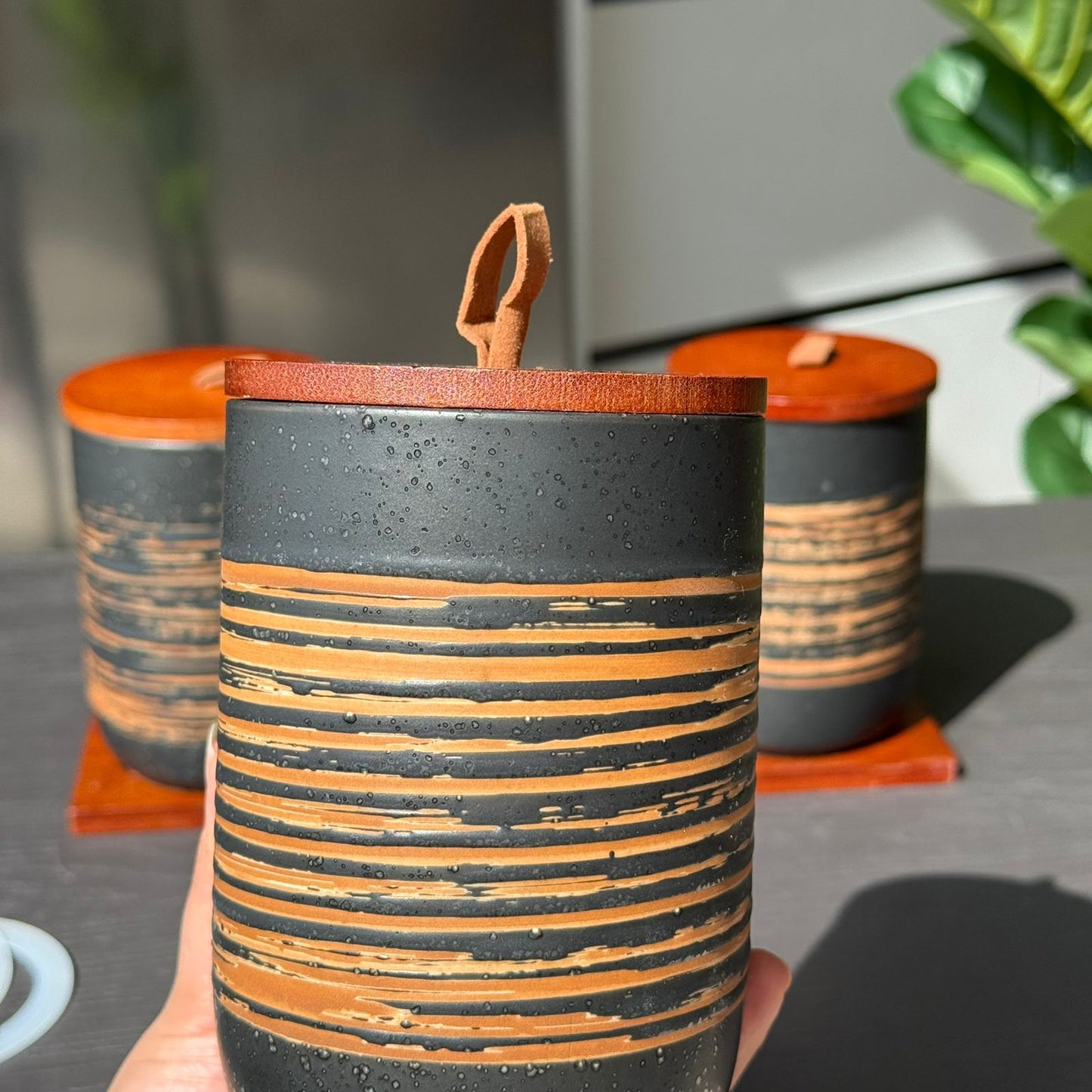 سێتی شوشەی کێرەمیکیی شیک بۆ هەڵگرتن، لەگەڵ سەرپۆشی دار و بنکە