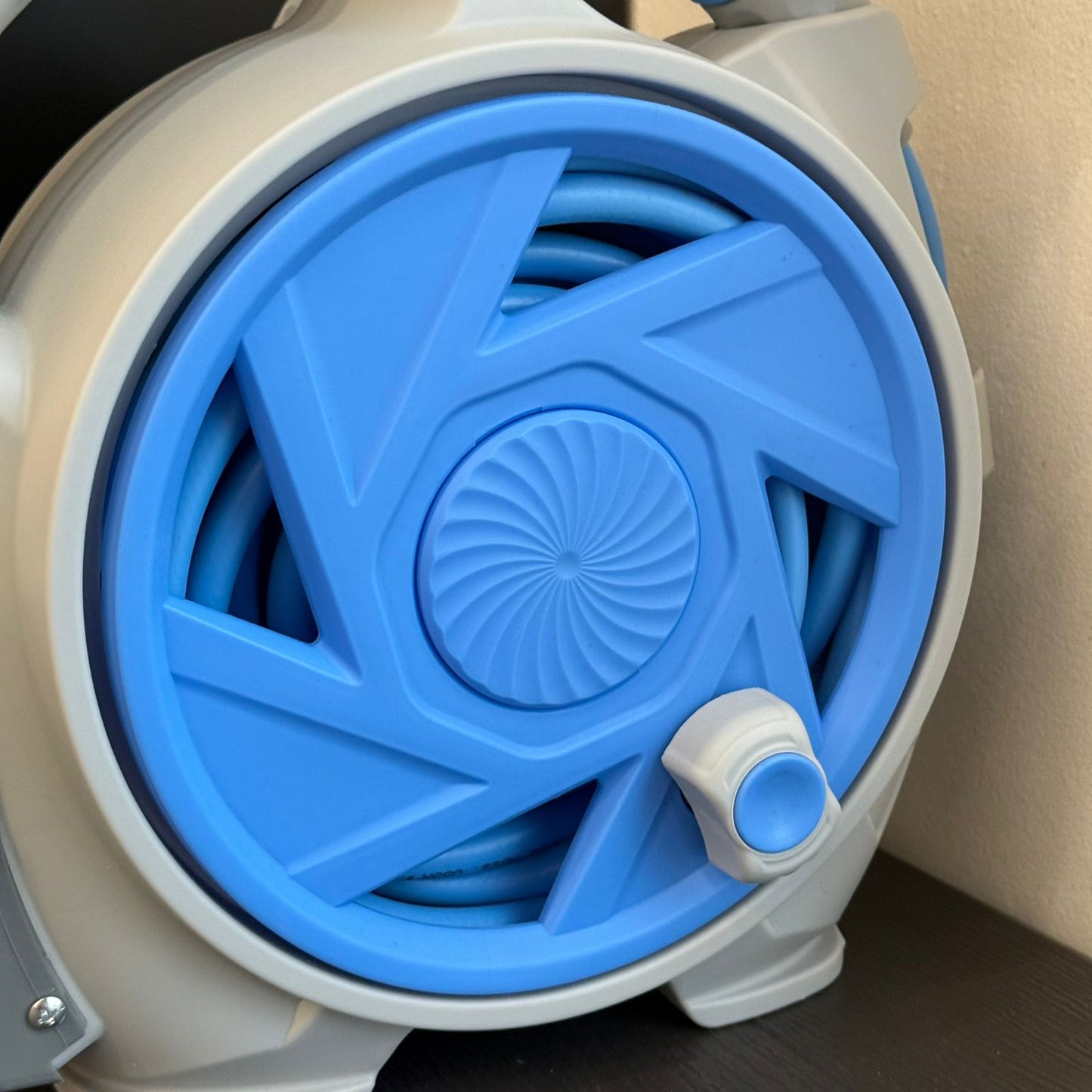 Retractable Garden Hose Reel With 15m Hose And Spray Nozzle