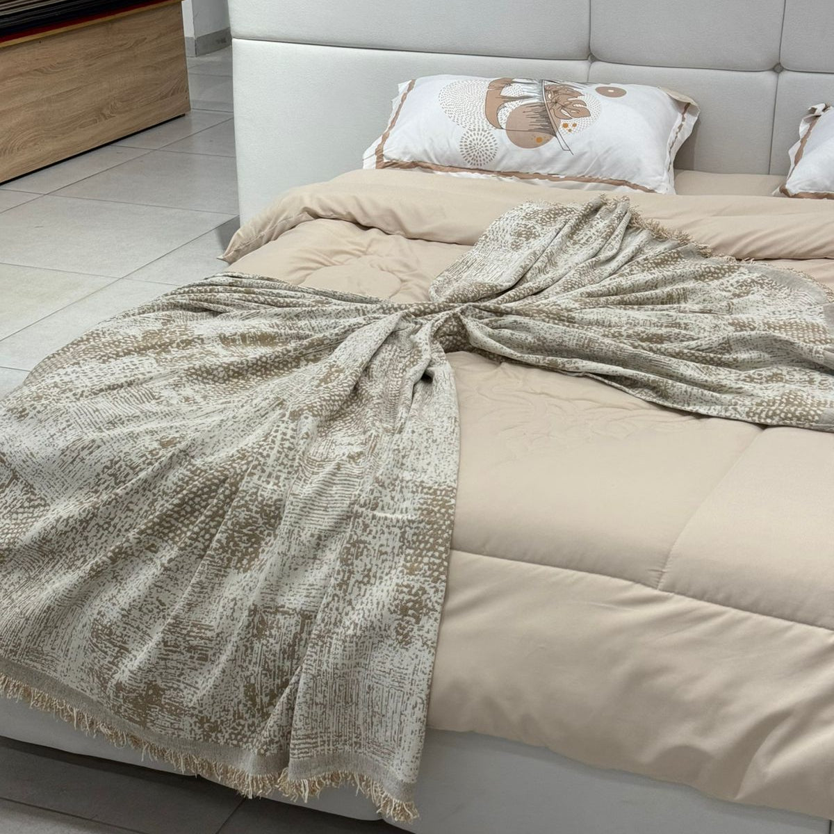 Modern Abstract Throw Blanket for Bed, Sofa & Floor Seating