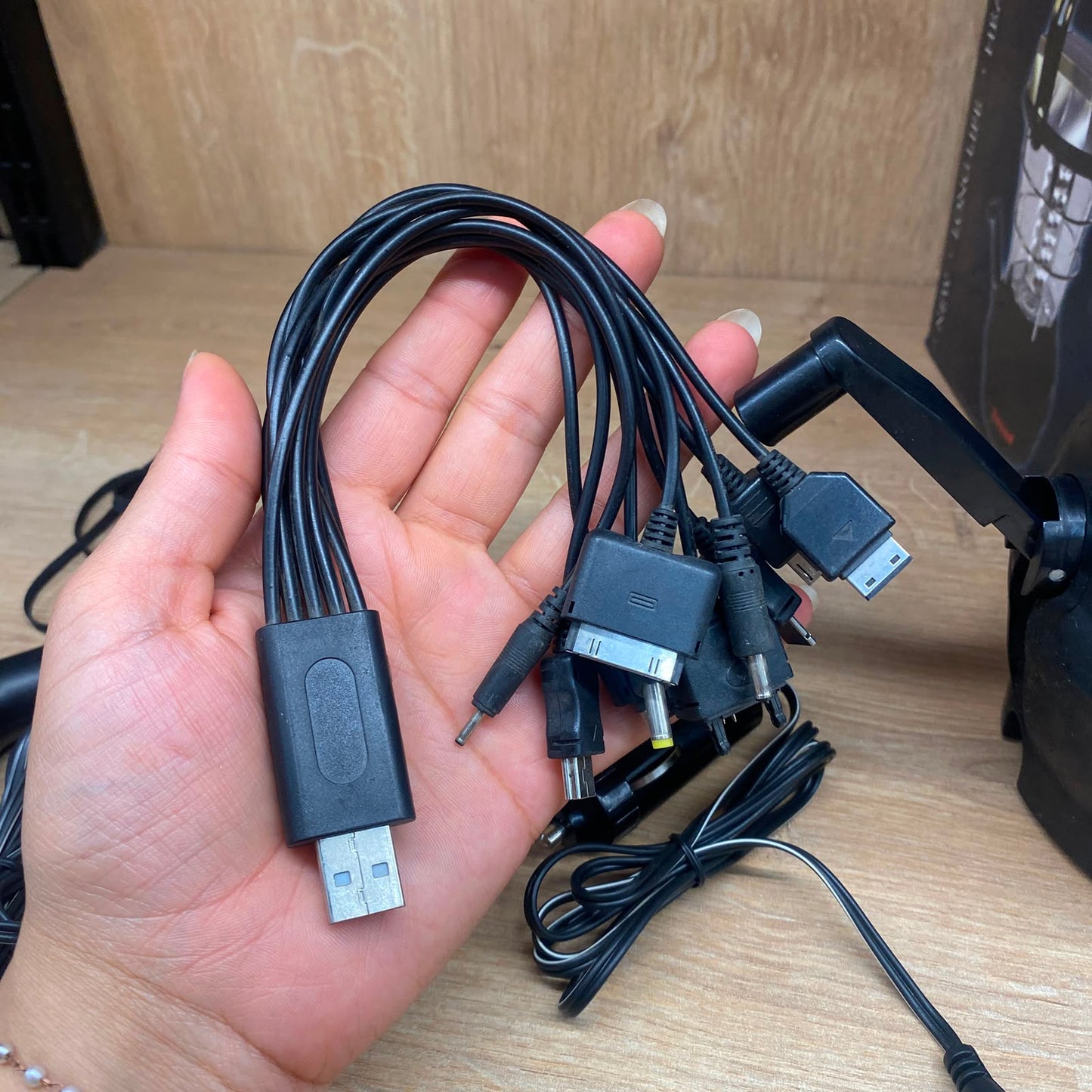 مصباح عمل LED قابل لإعادة الشحن بالطاقة الشمسية مع بنك طاقة USB وكرنك يدوي