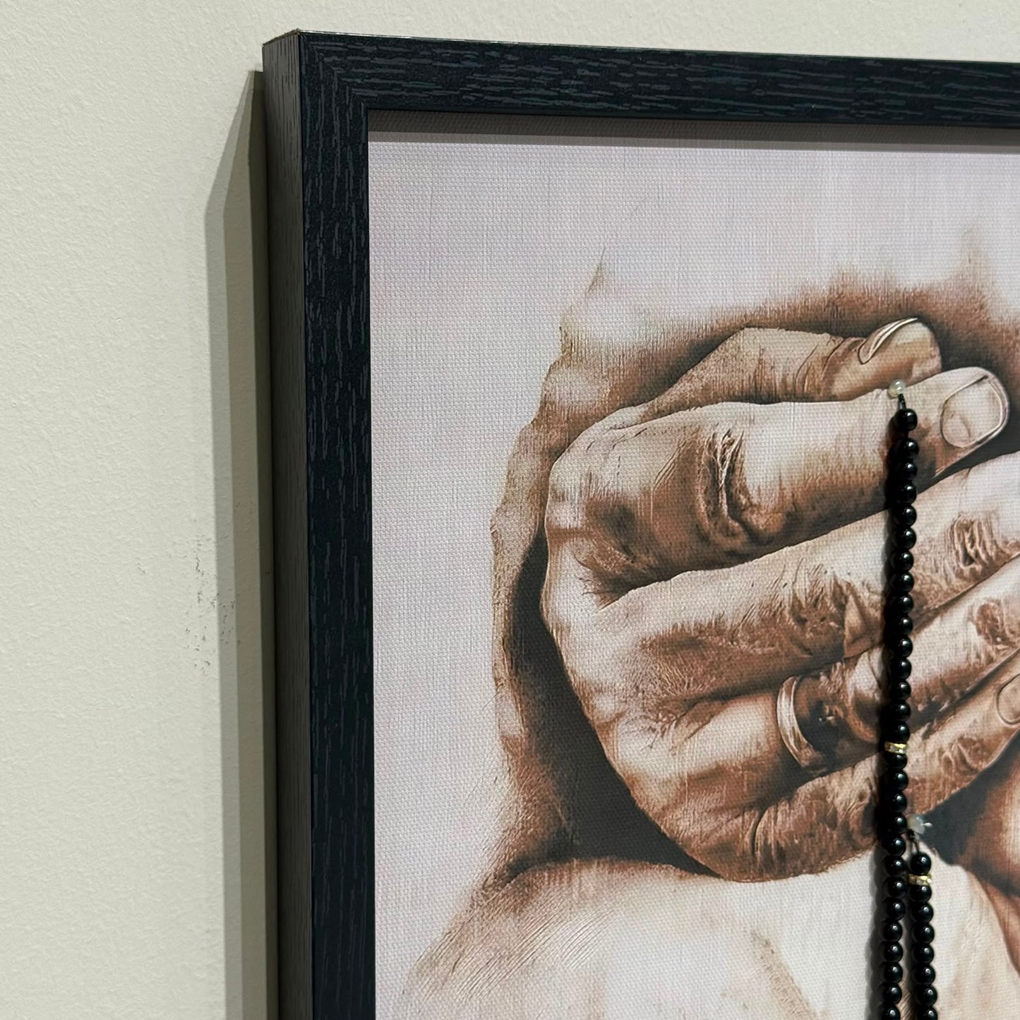 لوحة فنية جدارية إسلامية حديثة مع مسبحة الصلاة