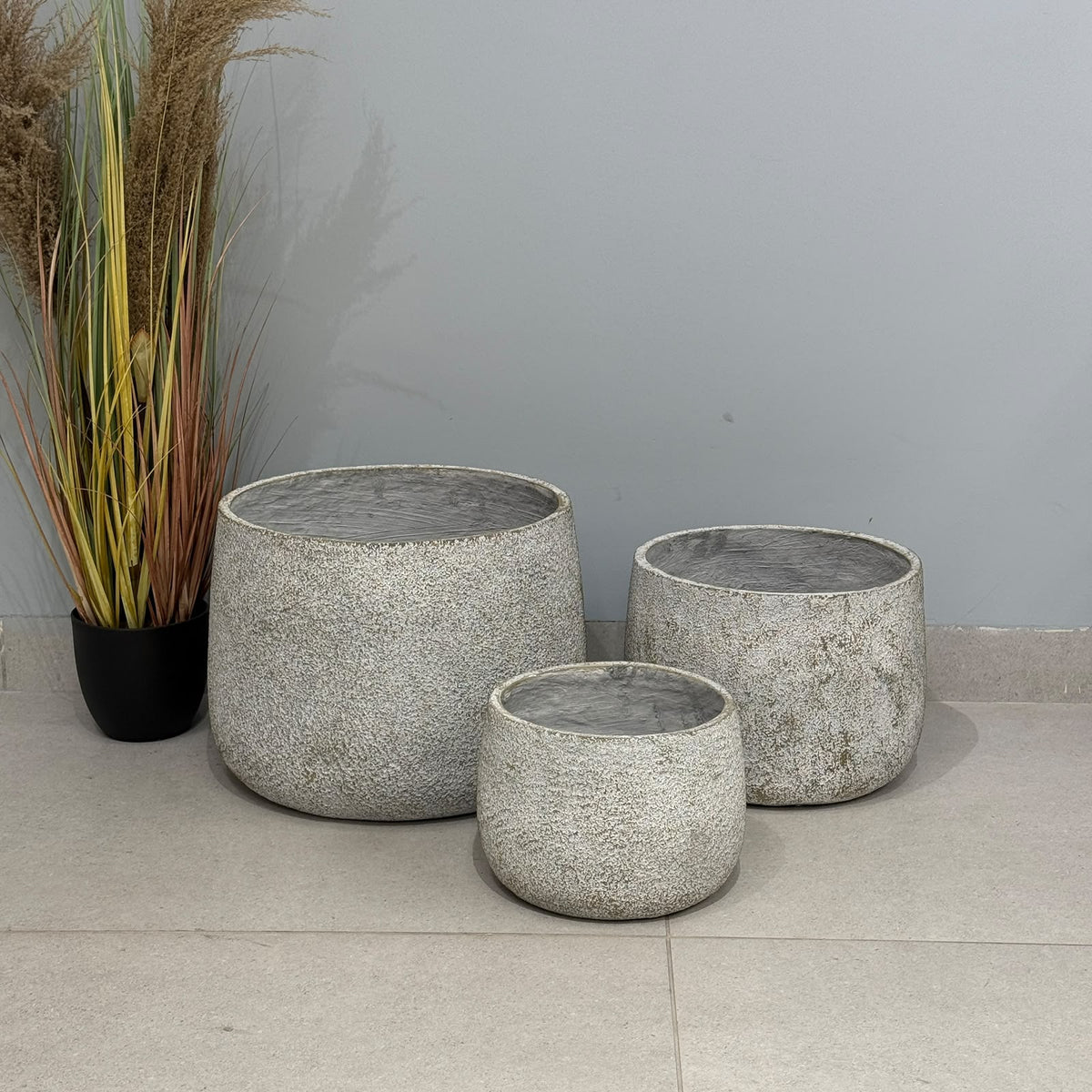 مجموعة أصص حجرية ريفية متباينة الحجم 3 قطع