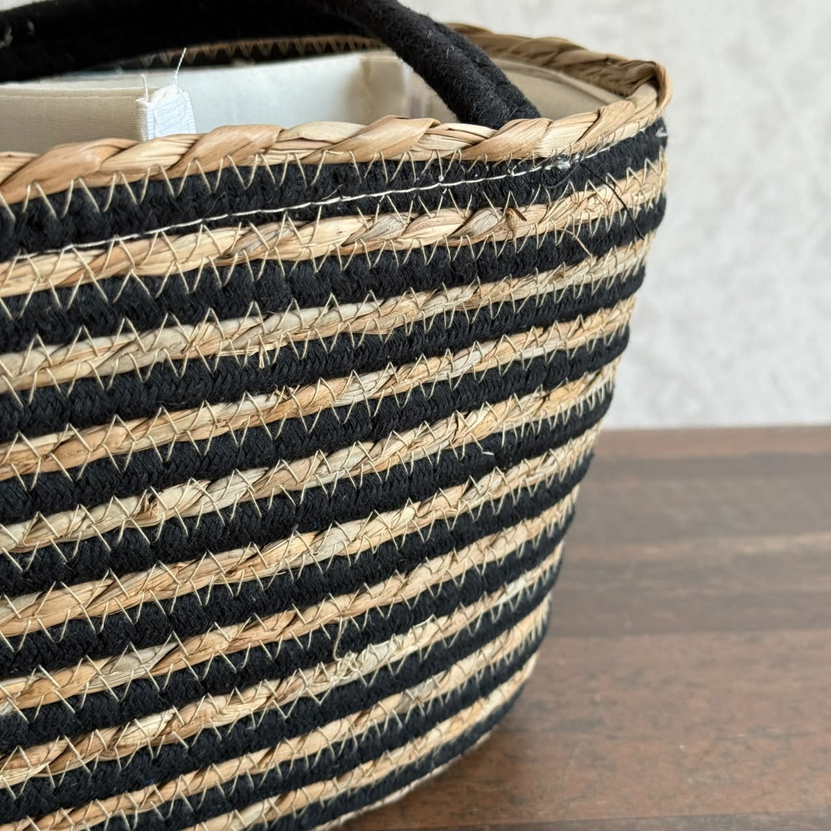 سلة محززة منسوجة مع فواصل ومقابض
