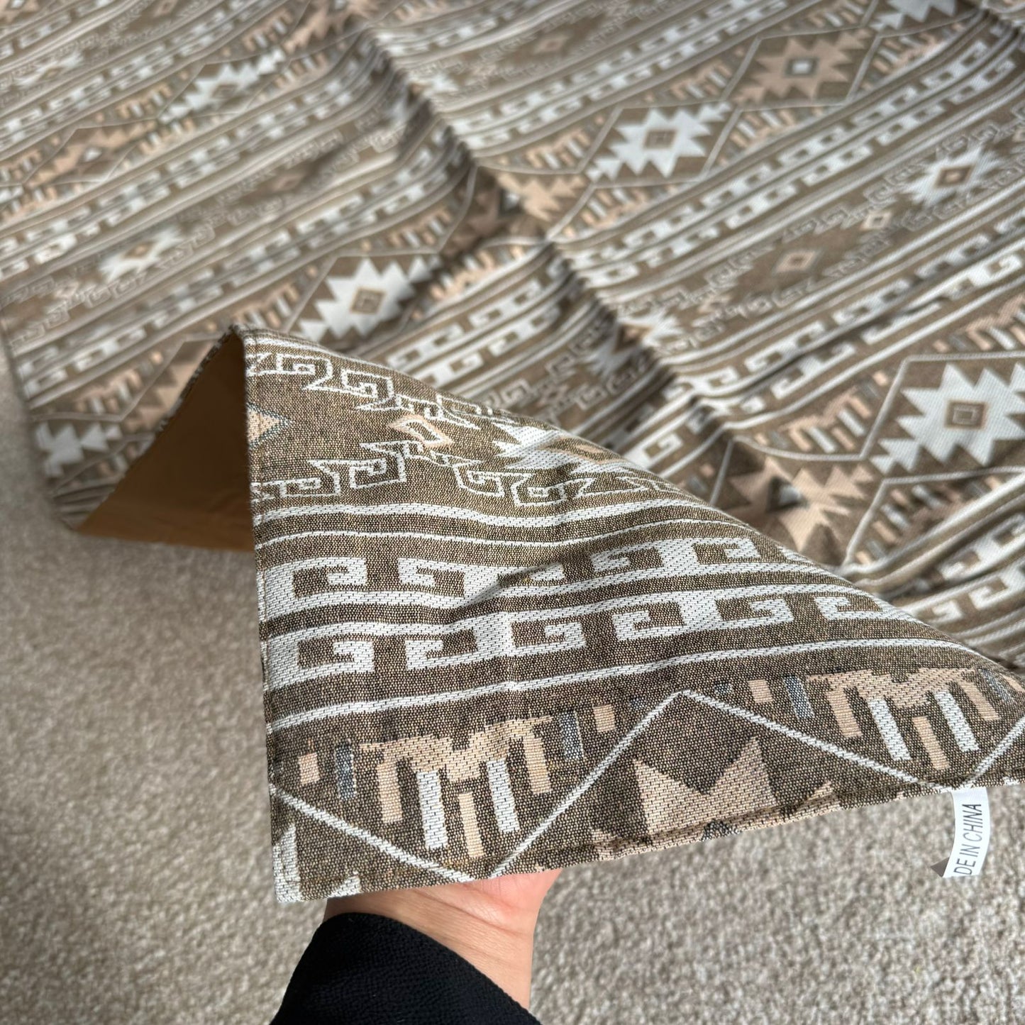 ڕایەخی ناوازە بە نەخشی خێڵەکی