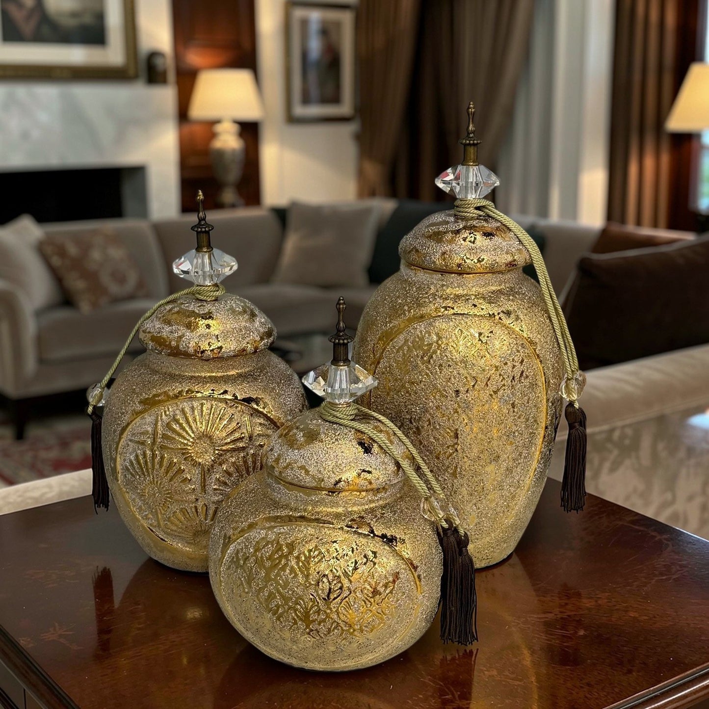 مزهريات زخرفية بلمسات ذهبية