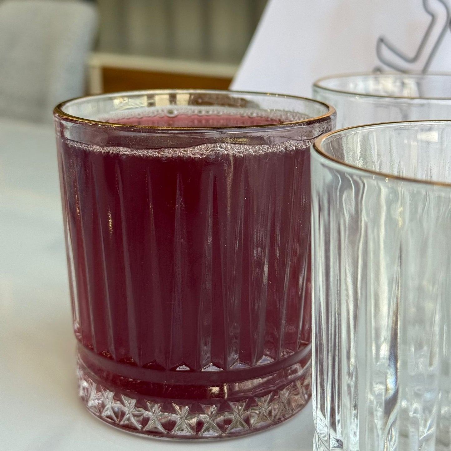 سێت پەرداخی شووشەی ڕوون و جوان بە ڕیمی زێڕین