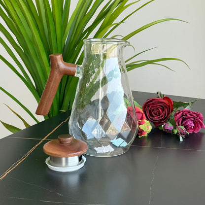 إبريق زجاجي أنيق بنمط ماسي مع مقبض وغطاء خشبي
