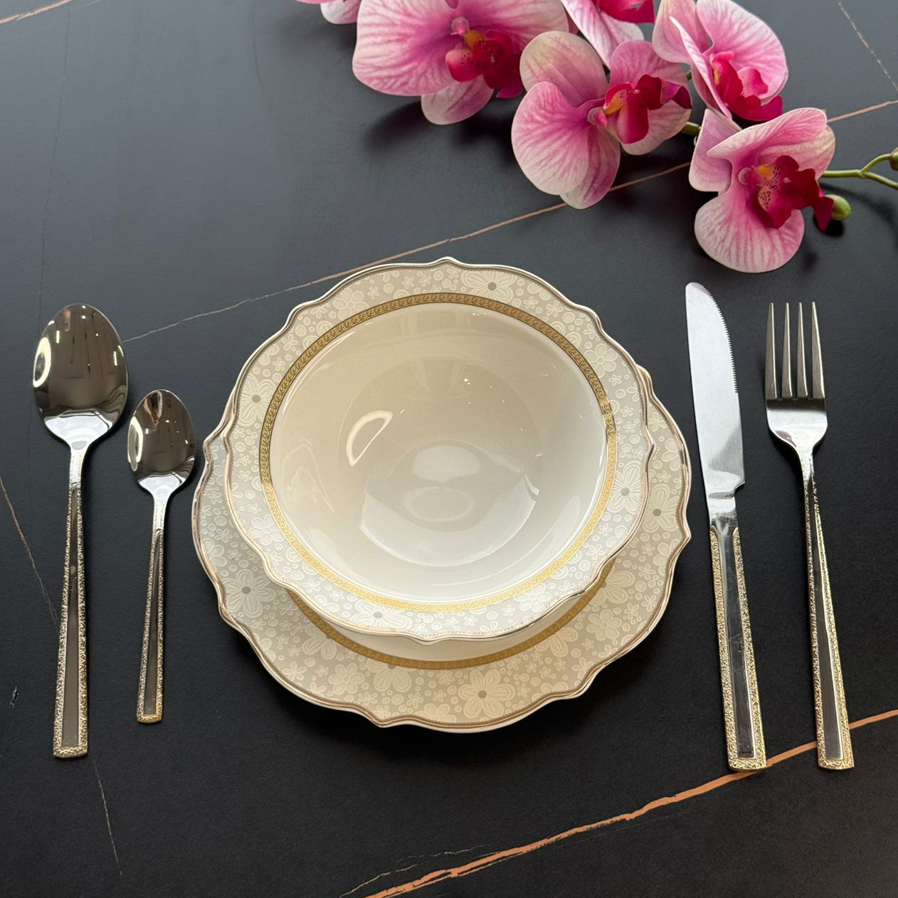 Elegant Gold-Trimmed Luxe Cutlery Collection