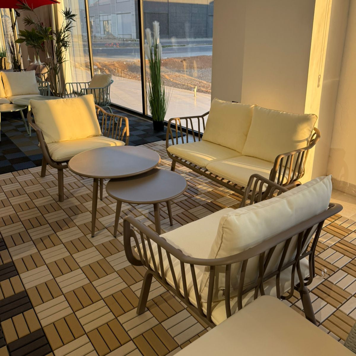 طقم كراسي خارجي بتصميم مودرين