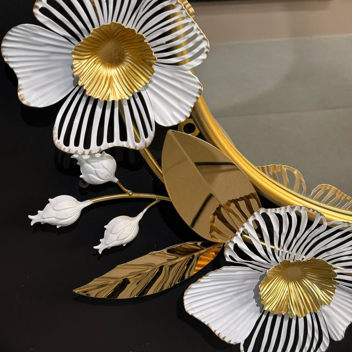 




مرآة حائط SMB0231 ذهبية اللون بإطار بوصة مع ديكور




